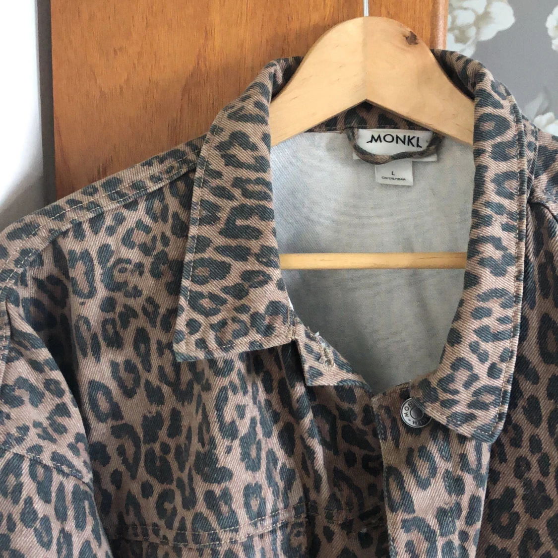 Jeansjacka i leopard  - 91