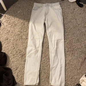 Jeans - Säljer mina zara jeans som inte kommer till användning längre💞💞jeansen är i toppskick och sitter bra på mig som är 170cm lång💖🌸🌸frakten ligger på 79kr