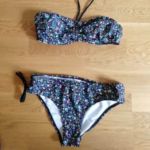 Blommig bikini. Storlekslapp sitter ej kvar. Tippar att den passar en xs. Jag använder vanligtvis S eller M och denna sitter ordentligt slimmat på mig, inte smärtsamt slimmat dock. Frakt tillkommer