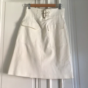 Zara skirt - Vit Zara kjol med guld bälten och kedja. Högmidjad MIDI.