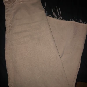 Beigea wide leg jeans från Zara - Storlek 38. Säljer åt en kompis som inte använder dem längre. 