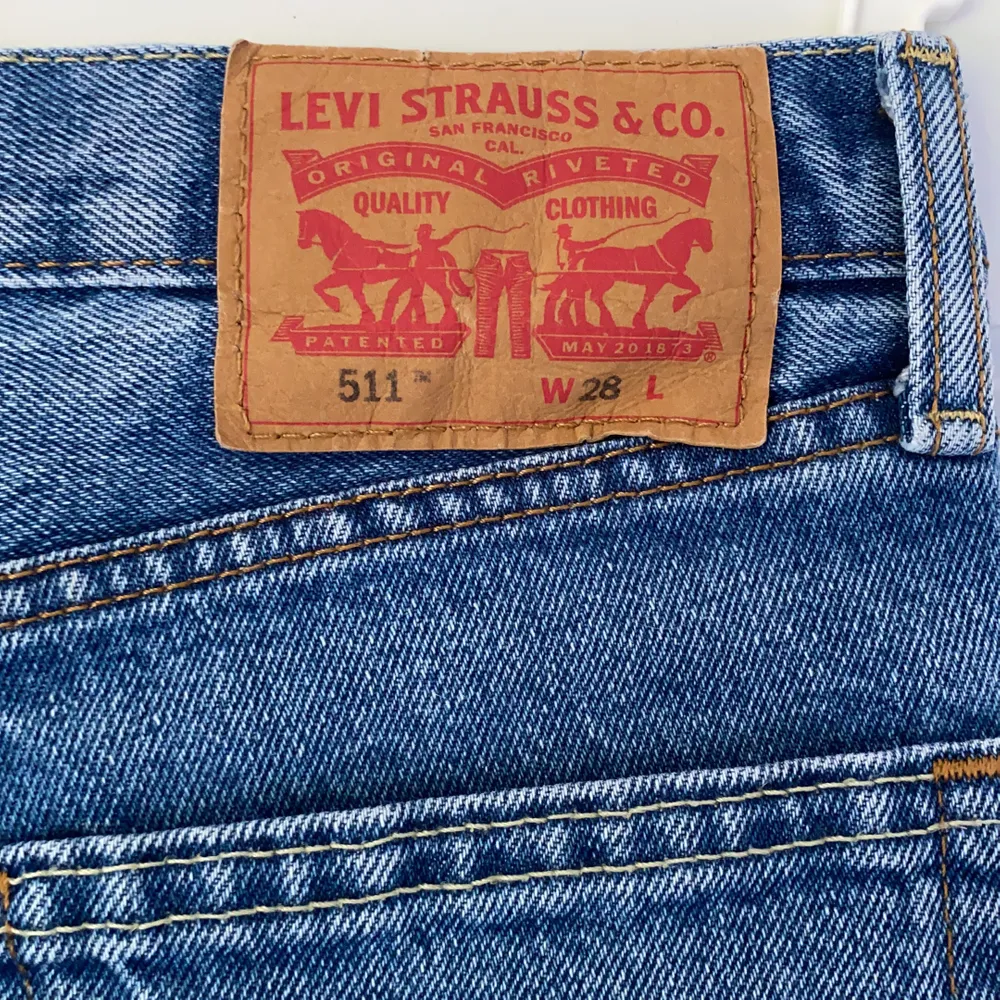 Ett par Levi’s shorts i den lite längre modellen. Unisex modell & i storlek W28🤍. Shorts.