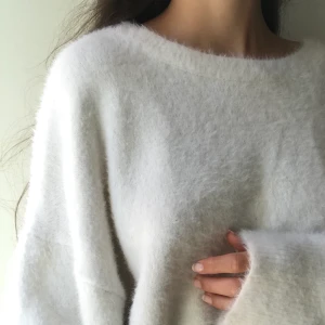Vit Fluffig Kofta - Jättemysig vit fluffig kofta från h&m, storlek XL men passar oversized på mig som har XS☁️  frakt på 63kr tillkommer eller möts i slussen🌟🤩