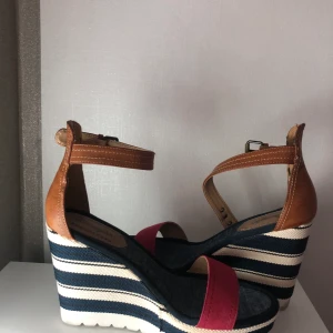 Skor - Storlek: 37 Köparen står för frakten ✨🌺