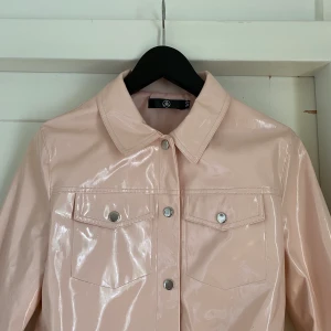 Rosa lackjacka   - Glansig rosa lackjacka från Missguided. Färgen är mer rosa än vad bilderna visar, mest lik på sista bilden. Knappen näst längst nere fäste saknas på ena sidan, men kan fixas utan problem. Boxig modell. Rosa foder. Fint skick.