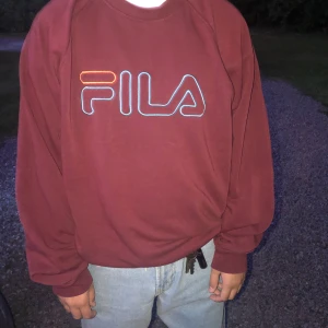 Fila tröja - Vinröd tröja från fila. Sitter väldigt najs och är väldigt mjuk. Aldrig använd. 