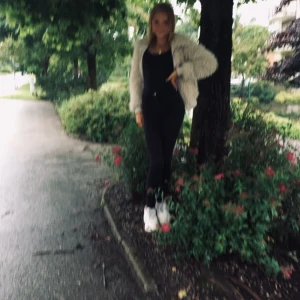 Vero Moda jacka! - Säljer en vero Moda jacka! Väldigt fint skick inga hål eller något sånt😊 Säljet för 259kr Frakt inräknad!❤️