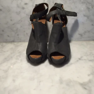  - Fina skinnskor. Knappt använda. I toppskick.  Friis&company