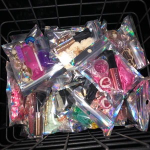 Smink goodiebag holo - Äntligen är dom här, goodiebags fyllda med små söta grejer som scrunchies, showergel, liquid eyeshadow, lipcream, highlighters, klubbor, en massa glitter och godis💖 Kolla in min profil💕✨den prefekta presenten till dina vänner✨ en goodiebag för 49kr plus 11kr frakt💗 ställ frågor om ni undrar något