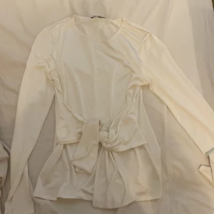 Långärmadtröja. - Helt ny oanvänd.