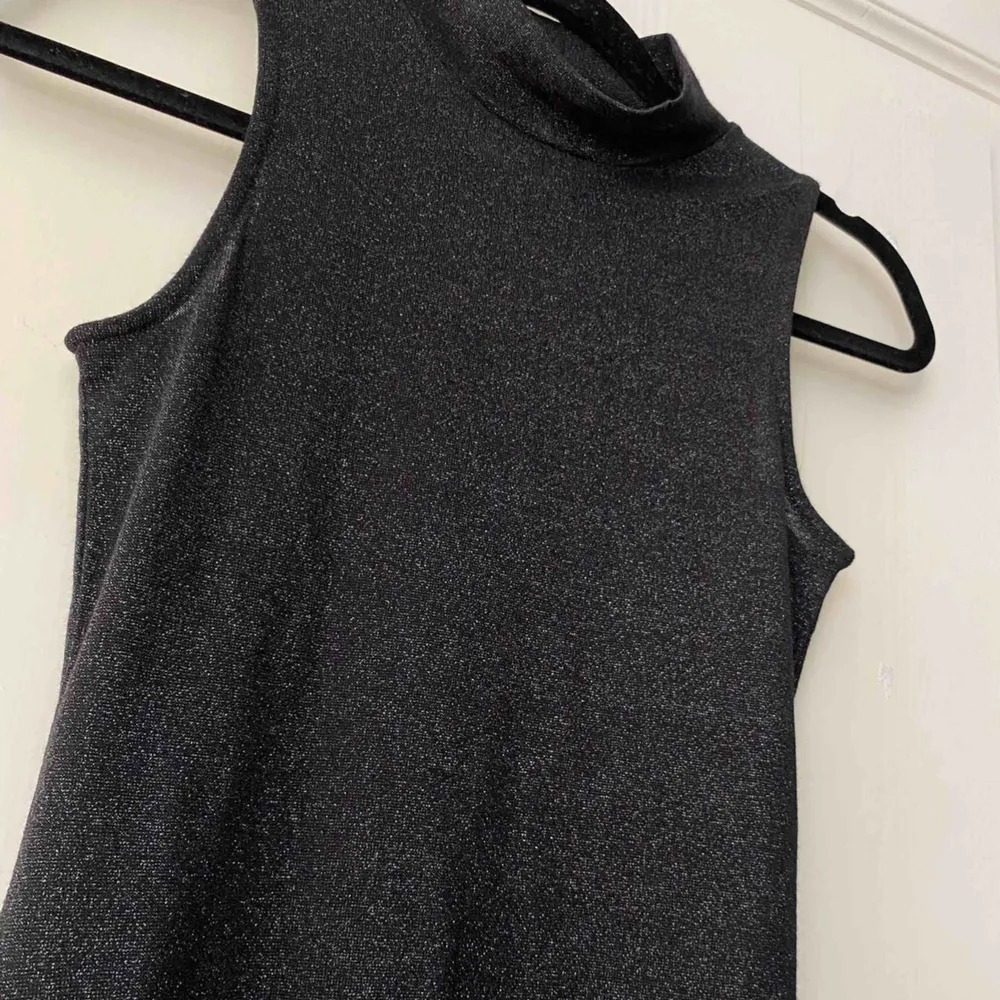 Säljer denna Superfina och den perfekta nyårs klänningen som är svart/ grå med glitter på sig! Använd 1 gång!. Klänningar.