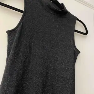 Säljer denna Superfina och den perfekta nyårs klänningen som är svart/ grå med glitter på sig! Använd 1 gång!