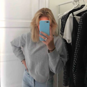  - Grå hoodie skit skön! lite kroppad men inte mycket! Luvan sitter sjukt snyggt!!!