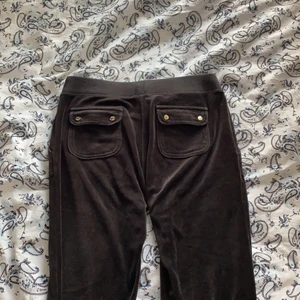 Juicy couture byxor - Eftertraktade svarta del ray pants från juicy Couture i storlek S💕 byxorna är i velour och är supersköna, men tyvärr för små för mig💕frakten är inkluderad i priset 