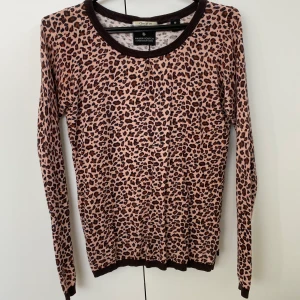 Leopardmönstrad tröja från Maison Scotch - Säljer denna långärmade tröja i stickat från Maison Scotch. Inte använd många gånger alls. Har fina detaljer på baksidan i form av knappar samt är leopardmönstrad. Storlek 1 motsvarar en S ungefär. Funkar även för XS om man vill ha den lite oversize.