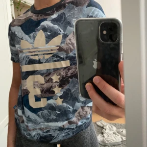 Adidas t shirt - Cool adidas t shirt som inte används längre, fint skick Strl 152 men passar mig bra som är en xs/s (inte tight) 