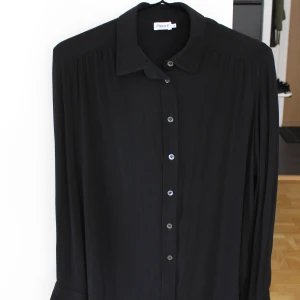 Filippa K - Blus i 100 % Viskos - Fint begagnat skick! - Välkommen till min auktion!  Märke: Filippa K. Typ: Blus. Storlek: XS, passar en S och kanske även en mindre M beronede på hur man vill att den ska sitta. Färg: Svart. Material: 100 % Viskos. Nypris ca: 14000 kr. Skick: Fint begagnat skick.  Produkt info: Superfin svart blus från Filippa K i en modell med rynkor vid axlarna för ett fint fall, slits längst sidorna ned till. Den är något längre och oversized. Storlek XS, men passar en S och kanske även en mindre M.  Info: Mitt hem är rent, rök- och djurfritt. Alla bud är bindande. Jag skickar mina paket med vadderade kuvert eller inlindade i bubbelplast, för en säkert transport. Samfraktar självklart, så kolla gärna in mina andra annonser. Priset är inkl skicka lätt spårbarfrakt.