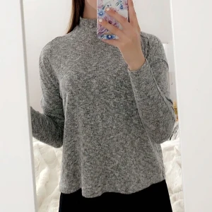 Grå långärmad tröja! - Gullig grå långärmad tröja med kort polokrage. Jättemysigt material. Priset är diskuterbart vid snabb och smidig affär.💕