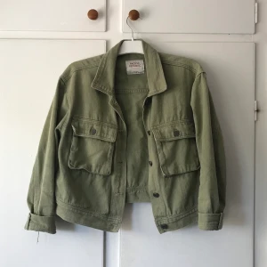 Grön jeansjacka - Grön jeansjack från Pull&Bear🥰