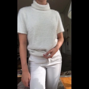 Vit New York & company polo  - Egentligen är tröjan för stor för mig eftersom det är storlek L. Det funkar för de som har S men skulle rekommenderas för de som har L! 39% akryl och 61% nylon. Passar perfekt till vintern☃️❄️☕️ Sticks inte alls🤗