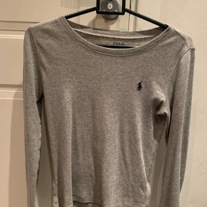 Tröja från Polo Ralph Lauren - Snygg & skön långärmad tröja från Polo Ralph Lauren. Stl 140 men är stor i storleken och motsvarar xs. Finns i Vällingby kan skickas mot porto.