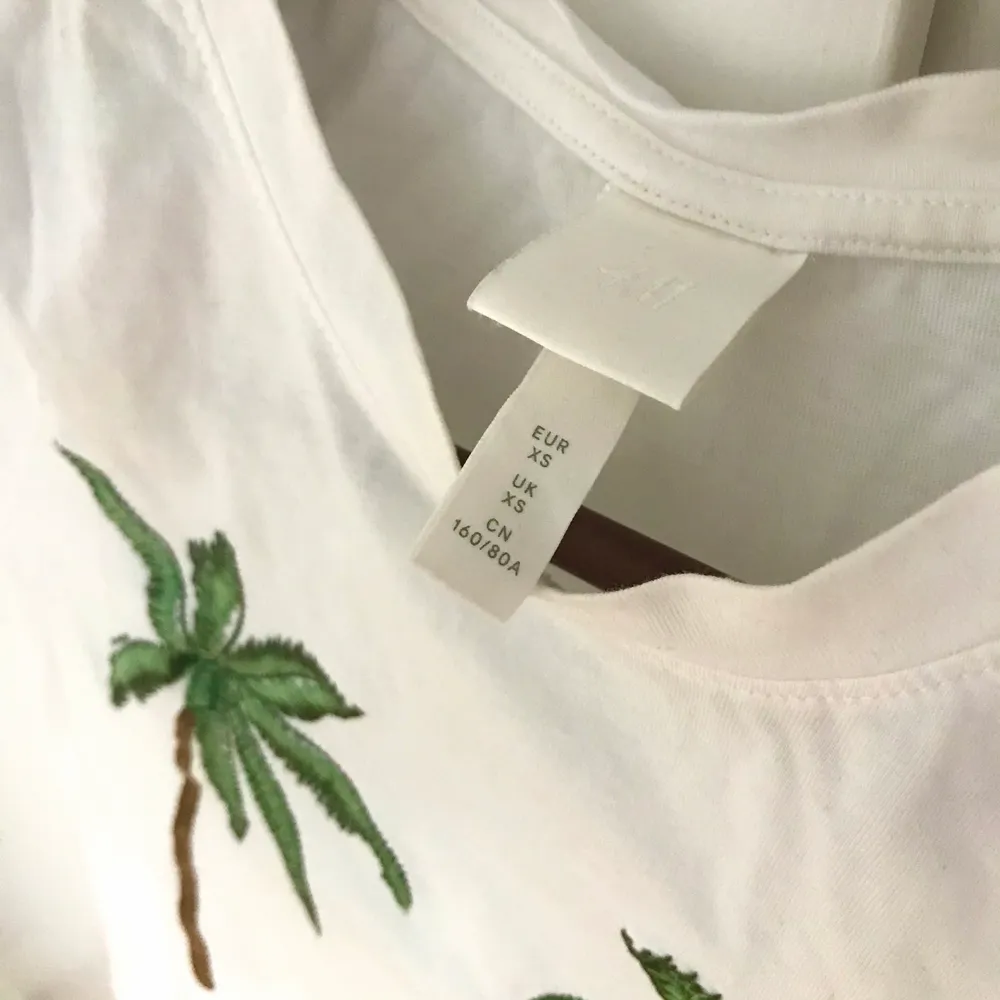 En jättefin vit T-shirt med Palm tryck. Från H&M i storlek Xs. I bra skick. Priset går att diskutera. Frakt tillkommer som köparen står för. Vid frågor så är det bara att höra av sig.. T-shirts.