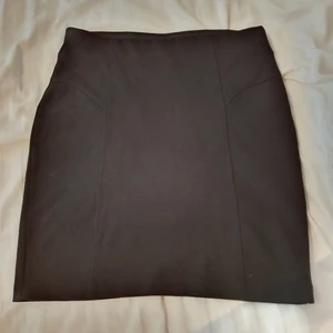 ginatricot kort svart kjol - kjolen är väl använd men inte skadad.