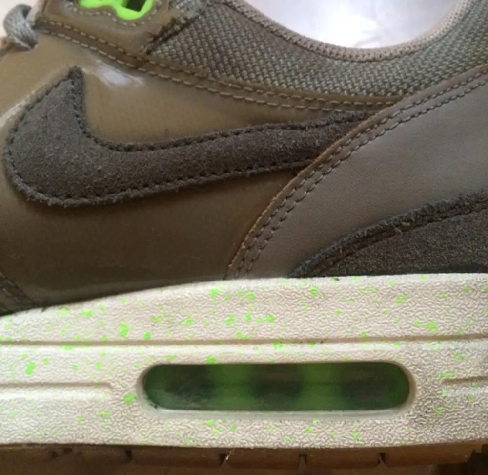 Nike AirMax 1,5 år gamla, i mycket fint skick. Grå med detaljer i lack och neongrönt.. Skor.