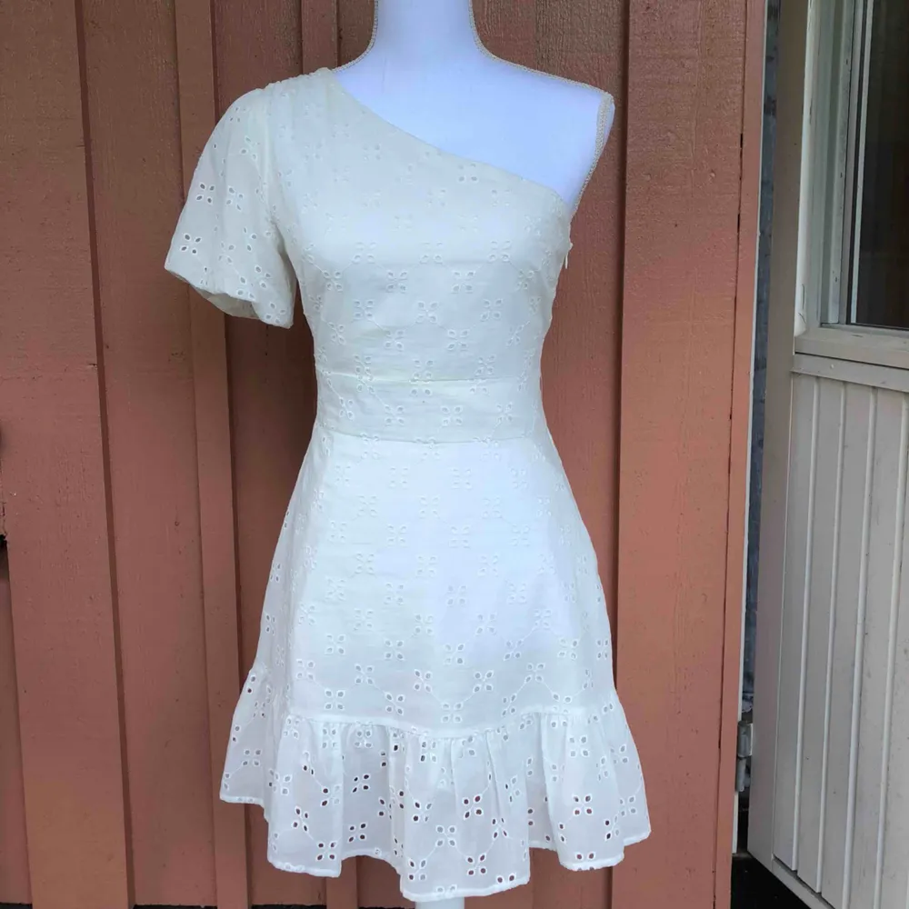 Vit oneshoulder-klänning köpt i Grekland sommaren 2019. Endast använd en gång pga fel storlek. Frakt 63kr. Klänningar.