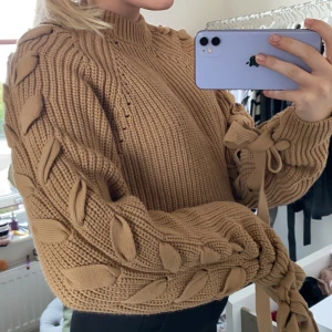 Stickad tröja med knytdetalj - En brun stickad tröja med knytdetalj längst ärmarna. Riktigt höstig🥰 Köparen står för frakten 