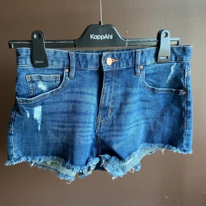 Jeanshorts - Blås jeanshorts. Sparsamt använda. Med små slitningar. Frakt tillkommer.