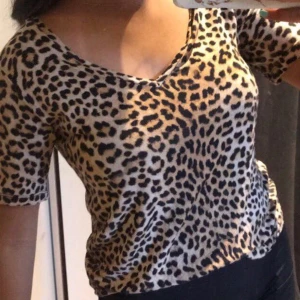 Leopard T-shirt - En leopard t-shirt från Gina tricot i storlek S men skulle säga att den passar XS lika bra👍🏼 Har använt få tal gånger och det är därför jag säljer den. Köpare står för frakt. Hör gärna av er vid intresse!