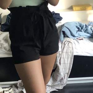 Super fina svarta shorts från bikbok i kostymmaterial. De är använda endast 2 gånger så det är mycket bra kvalitet. Nypris: 400kr säljer för 150. Frakten tillkommer!!