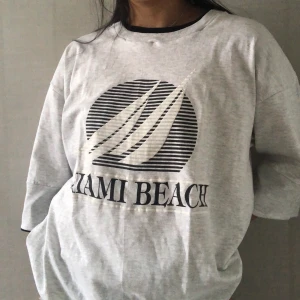  velva sheen t-shirt - RESERVERAD osäker på om den är äkta eller ej då den är köpt second hand men den är ändå snygg☺️ frakt är 59❗️läs policy❗️