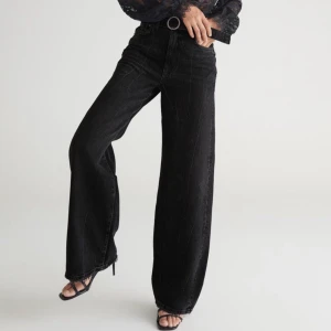 Vida jeans - Säljer ett par nästan helt oanvända jeans från Gina tricot💞 Säljer dom pga att jag inte använder dom tillräckligt och för att dom är lite små för mig✨✨köptes för 599kr men säljer för 190+frakt 63kr