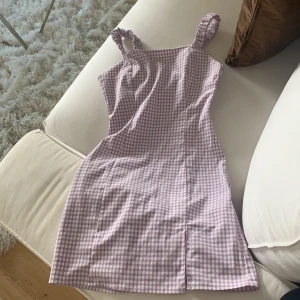XS - Super fin rutig klänning i vit/ljuslila ifrån pull & bear. Köpt för ca 2 månader sen, har dock Aldrig använt den då den var är liten. Nypris 299kr, mitt pris 150kr. ✨  