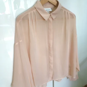 Puderrosa skir blus, strl S  - Skir blus i puderrosa, storleken är XS/S men passformen mer S/M. Jättefin, använd 1 gång, 