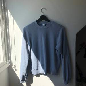 Jättefin ljusblå sweatshirt från & other stories. Köpt för kanske ett år sen men knappt använd. Stl 36 men liten så skulle säga mer som 34💕 köparen står för ev frakt🦋