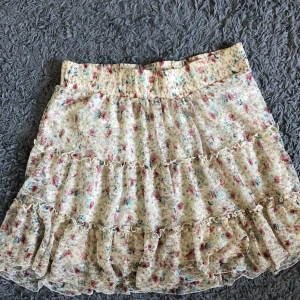 Secondhand kjol - Köpt på secondhand storlek xs men är ganska elastisk så skulle kunna vara S/M! Köpare står för frakten
