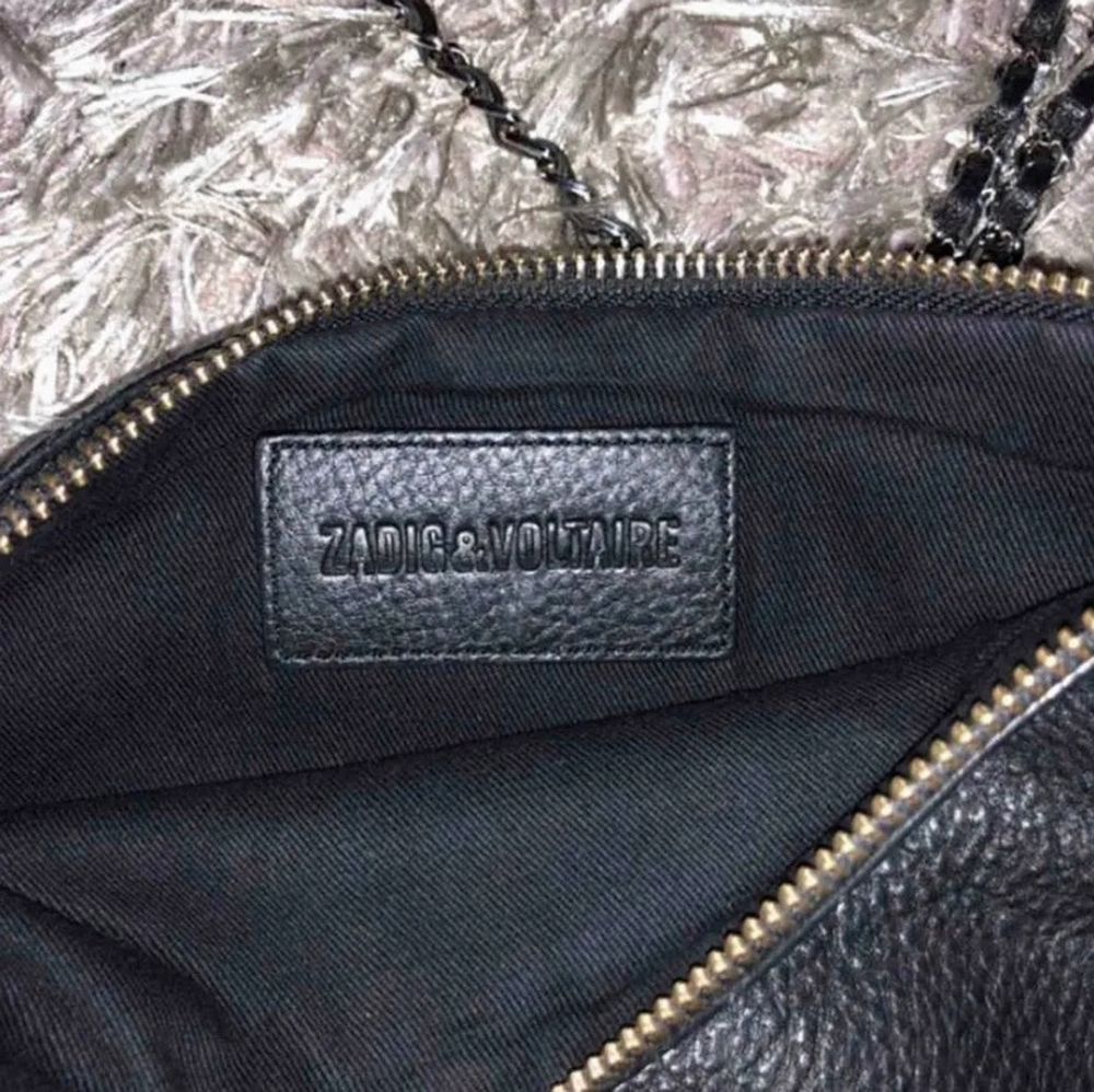 Superfin väska från zadig&voltaire i modellen ”rock”. Originalpris -; ca 3400 kr. Sparsamt använd, köpt av en annan tjej på plick. Väska, dustbag, långt samt kort band medföljer. Skriv för fler bilder🥰 Pris kan diskuteras vid snabb affär!. Väskor.