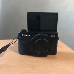 Sällan använd Canon G7x kamera i perfekt skick utan synliga märken eller repor, kommer med laddare. Känd för att vara en bra vlogg kamera för youtube med tanke på den vändbara skärmen. Frakt 30kr