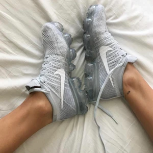 Nike Air Vapormax US 4 - Använda men i mycket bra skick. DM för fler bilder :)