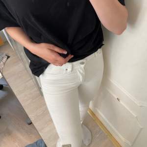 Fina tighta vita högmidjade jeans! Den är i storlek 25 men passar tex mig som igentligen har större storlek. Den är i fint skick, använd fåtal gånger! Vi kan diskutera hur vi gör med frakten annars kan den hämtas i Sundsvall 📍 🧚🏼
