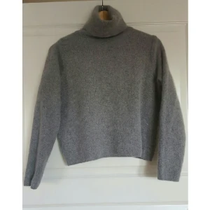  - En super mysig tröja med krage i kortare modell! Tyget är mjukt, lurvigt och skönt mot huden. 