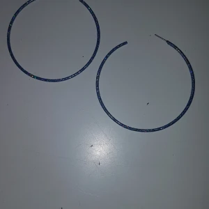 Örhängen  - Är fina till en fest kanske eller till en present rekommendera verkligen de anledningen är att jag säljer de är att mina öron tål inte örhängen.⭐👍