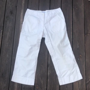 Vita byxor/shorts - Jättesöta byxor som är rätt croppade, nästan långshorts. 
