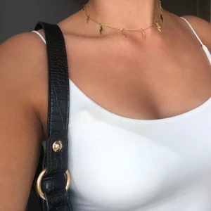 Halsband med blixt - Svinsnyggt halsband med blixtar. Säljer då de inte längre kommer till användning. 60kr + 19kr frakt, eller högst bud. 💛💫