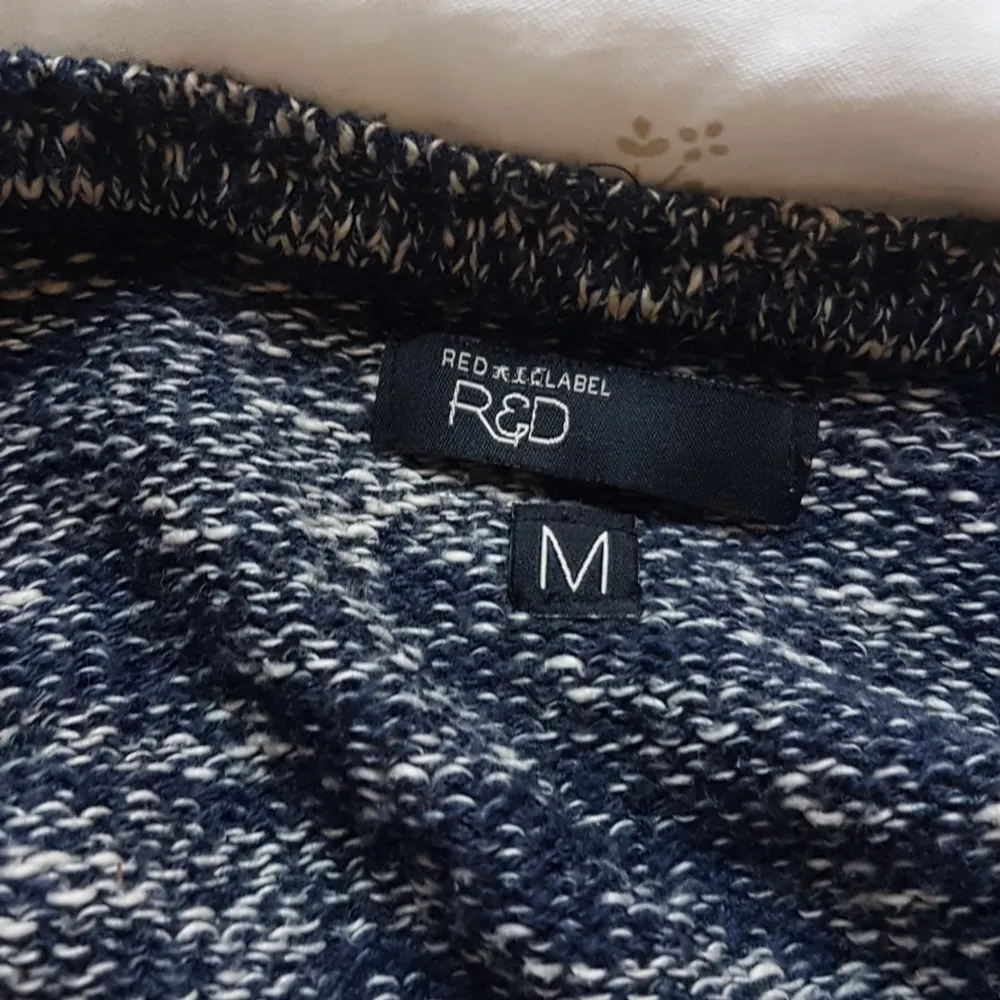 Denna stickade långärmade säljes då den inte längre används. Fina maskor och den sticks inte det minsta, den är däremot len mot kroppen. Passar S och M. Väldigt bra skick! . Neuletakit & Villapaidat.