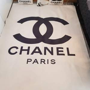 Hej! Säljer två Chanel mattor med 2 kuddar och 3 Chanel ljus.  Storlek på den stora: 2,5×2 meter. Storlek på den lilla: 1,5×1 meter. Vi intresse kan priset diskuteras.❤ 