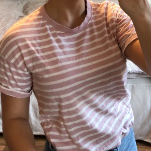 Randig tröja - Säljer denna randiga t shirt då den ej kommer till användning. Storlek XS men passar även S. Frakt tillkommer